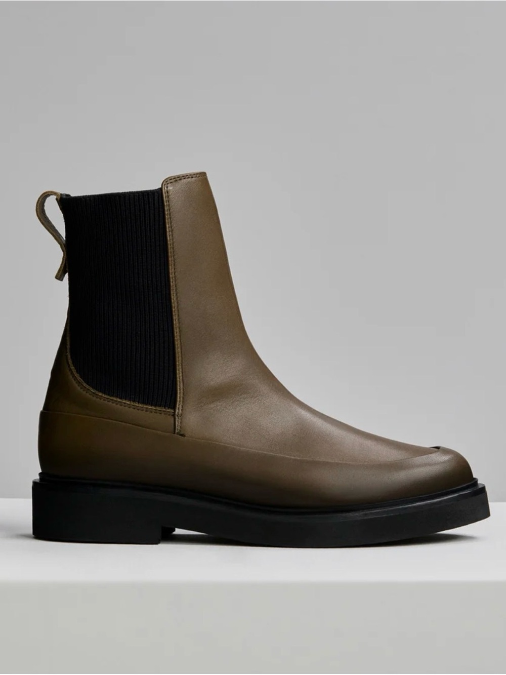 Varley Eileen Chelsea Nappa Boot Dark Olive size 8